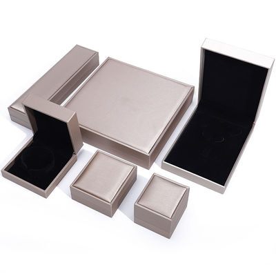 comprar Caja de joyería de cuero falso de grano cuadrado, elegante caja de embalaje de joyas cepillado OEM online manufacture