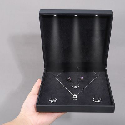 China fabricación mayorista de alta calidad caja de joyería Led embalaje collar brazalete anillo caja de joyería logotipo personalizado alta gama negro plástico Led caja de joyería con luz