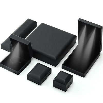 China fabricación mayorista de alta calidad caja de joyería Led embalaje collar brazalete anillo caja de joyería logotipo personalizado alta gama negro plástico Led caja de joyería con luz