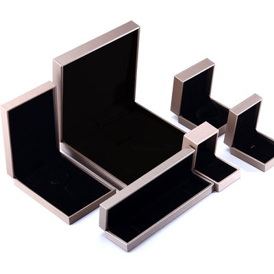 Caja de joyería de cuero falso de grano cuadrado, elegante caja de embalaje de joyas cepillado OEM