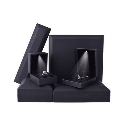 China fabricación mayorista de alta calidad caja de joyería Led embalaje collar brazalete anillo caja de joyería logotipo personalizado alta gama negro plástico Led caja de joyería con luz