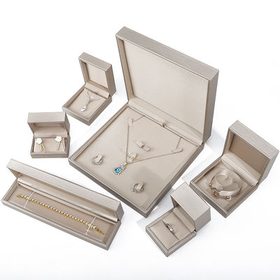 comprar Blanco Elegante y suave de cuero falso Joyería Caja de almacenamiento Paquete Color personalizado online manufacture