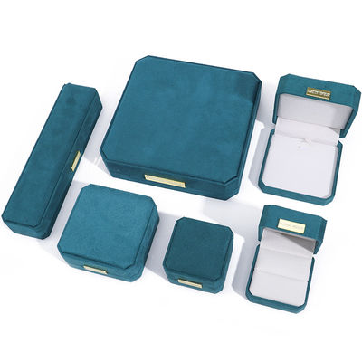 Caja de joyería de terciopelo octogonal caja de joyería personalizable en verde pavo real con parche dorado