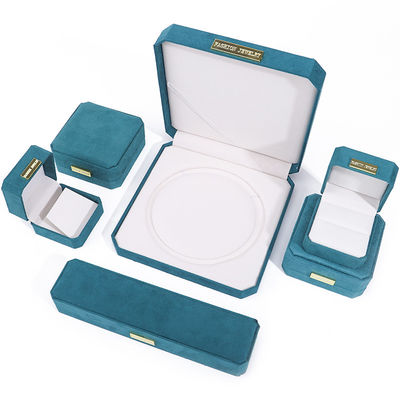 Caja de joyería de terciopelo octogonal caja de joyería personalizable en verde pavo real con parche dorado