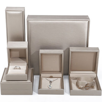 Blanco Elegante y suave de cuero falso Joyería Caja de almacenamiento Paquete Color personalizado