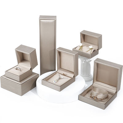 Blanco Elegante y suave de cuero falso Joyería Caja de almacenamiento Paquete Color personalizado