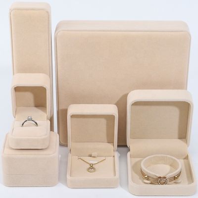 comprar Fabricación al por mayor de joyería Envasado en caja de joyería Logotipo personalizado personalizado Collar de lujo Brazalete Anillo de oreja Envasado de terciopelo Caja de joyería beige online manufacture