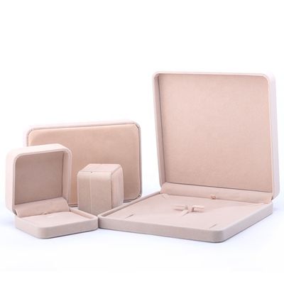 Fabricación al por mayor de joyería Envasado en caja de joyería Logotipo personalizado personalizado Collar de lujo Brazalete Anillo de oreja Envasado de terciopelo Caja de joyería beige