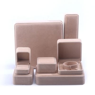 Fabricación al por mayor de joyería Envasado en caja de joyería Logotipo personalizado personalizado Collar de lujo Brazalete Anillo de oreja Envasado de terciopelo Caja de joyería beige