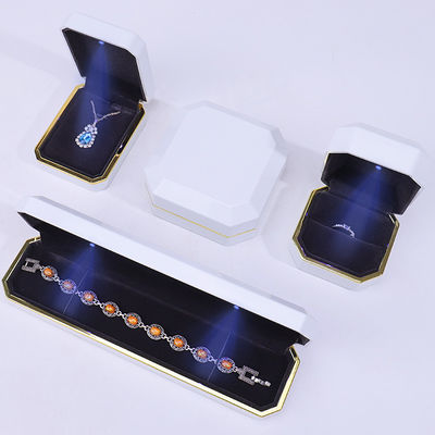 Logotipo personalizado Joyería ligera Caja de regalo para pulseras pendientes colgante collar de terciopelo Anillo de material hecho a mano