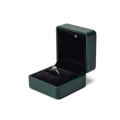 Solución de embalaje de anillo personalizado Caja de joyería de cuero verde iluminada con revestimiento de seda y logotipo