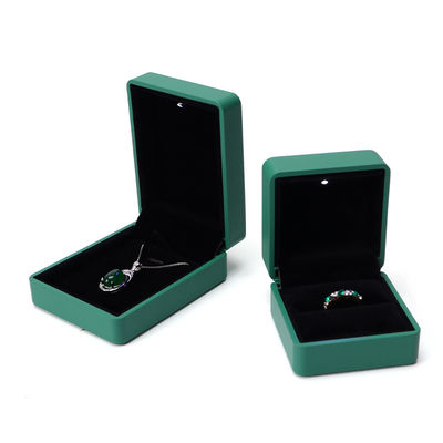 Solución de embalaje de anillo personalizado Caja de joyería de cuero verde iluminada con revestimiento de seda y logotipo