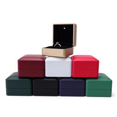 Solución de embalaje de anillo personalizado Caja de joyería de cuero verde iluminada con revestimiento de seda y logotipo