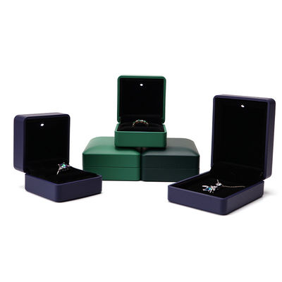 Solución de embalaje de anillo personalizado Caja de joyería de cuero verde iluminada con revestimiento de seda y logotipo