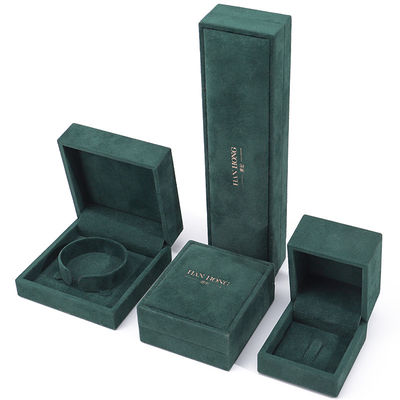 comprar Venta al por mayor Fabricación de joyería de lujo de terciopelo Caja personalizada Logotipo personalizado Collar verde oscuro Brazalete Aretes Anillo Embalaje Caja de joyería de terciopelo online manufacture