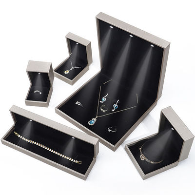 Cuadro de embalaje de joyería de cuero de grano de PU elegante con luz LED