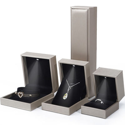 Cuadro de embalaje de joyería de cuero de grano de PU elegante con luz LED