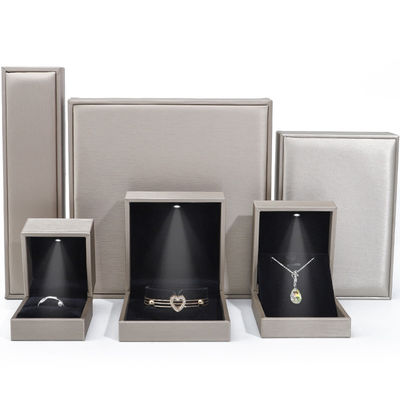 Cuadro de embalaje de joyería de cuero de grano de PU elegante con luz LED