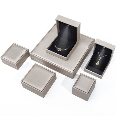 Cuadro de embalaje de joyería de cuero de grano de PU elegante con luz LED