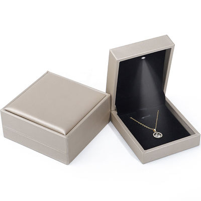 Cuadro de embalaje de joyería de cuero de grano de PU elegante con luz LED