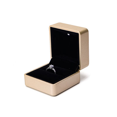Paquete de joyas Caja de anillos LED de cuero dorado Hanhong con impresión de pantalla de seda y luz