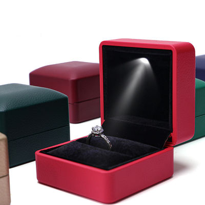 Paquete de joyas Caja de anillos LED de cuero dorado Hanhong con impresión de pantalla de seda y luz