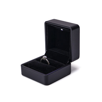 Caja de anillos personalizados Hanhong con luz 6.5 * 6.5 * 4.5cm Tamaño Cuero negro y material de terciopelo