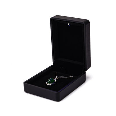Caja de anillos personalizados Hanhong con luz 6.5 * 6.5 * 4.5cm Tamaño Cuero negro y material de terciopelo