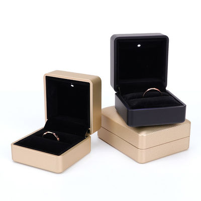 Caja de anillos personalizados Hanhong con luz 6.5 * 6.5 * 4.5cm Tamaño Cuero negro y material de terciopelo