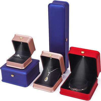 Caja de joyería con adorno de corona de oro
