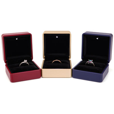 Caja de anillos personalizados Hanhong con luz 6.5 * 6.5 * 4.5cm Tamaño Cuero negro y material de terciopelo