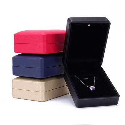 Caja de anillos personalizados Hanhong con luz 6.5 * 6.5 * 4.5cm Tamaño Cuero negro y material de terciopelo