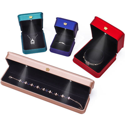 Caja de joyería con adorno de corona de oro