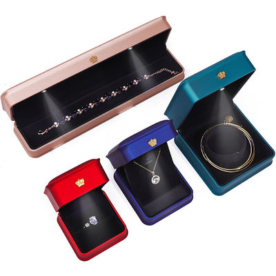 Caja de joyería con adorno de corona de oro