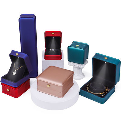 Caja de joyería con adorno de corona de oro