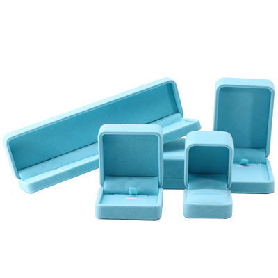 China Fabricación al por mayor de alta gama Hecho a mano Caja de collar y anillo Embalaje de joyería Logotipo personalizado Lujo Cuadrado Ante Terciopelo Azul cielo Caja de joyería