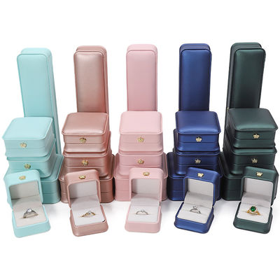 comprar Logotipo personalizado Caja de joyas de cuero PU para brazalete de corona colgante collar anillo de embalaje online manufacture