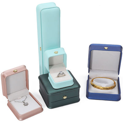 Logotipo personalizado Caja de joyas de cuero PU para brazalete de corona colgante collar anillo de embalaje
