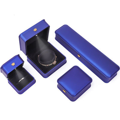 Caja de joyería LED de cuero falso brillante azul oscuro elegante para exhibición de almacenamiento de lujo