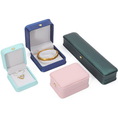 Logotipo personalizado Caja de joyas de cuero PU para brazalete de corona colgante collar anillo de embalaje