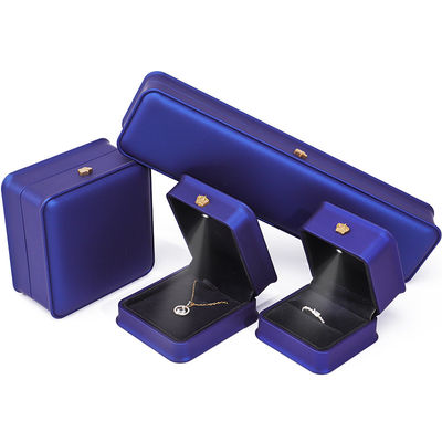 Caja de joyería LED de cuero falso brillante azul oscuro elegante para exhibición de almacenamiento de lujo