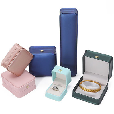 Logotipo personalizado Caja de joyas de cuero PU para brazalete de corona colgante collar anillo de embalaje