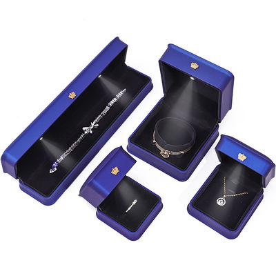 Caja de joyería LED de cuero falso brillante azul oscuro elegante para exhibición de almacenamiento de lujo