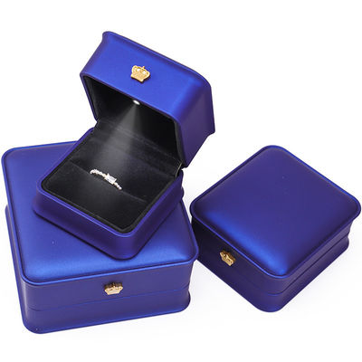 Caja de joyería LED de cuero falso brillante azul oscuro elegante para exhibición de almacenamiento de lujo