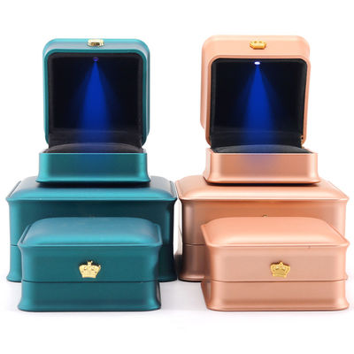Caja de anillos de pulsera LED multicolor con material de terciopelo de plástico de Hanhong