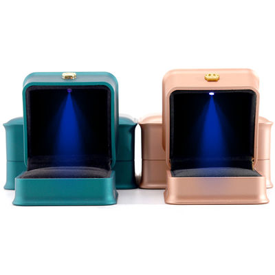 Caja de anillos de pulsera LED multicolor con material de terciopelo de plástico de Hanhong