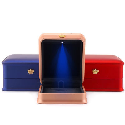 Caja de anillos de pulsera LED multicolor con material de terciopelo de plástico de Hanhong