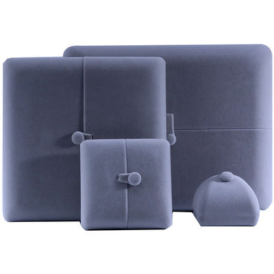 Elegante joyero de doble puerta, de alta gama, con terciopelo gris y logotipo.