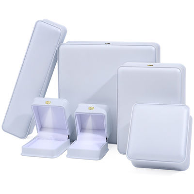comprar El logotipo personalizado de joyería de lujo caja de embalaje más reciente rectángulo pintura de piano blanco LED anillo caja de joyería online manufacture