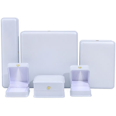 El logotipo personalizado de joyería de lujo caja de embalaje más reciente rectángulo pintura de piano blanco LED anillo caja de joyería